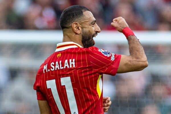 LIVERPOOL, INGGRIS - Minggu, 25 Agustus 2024: Mohamed Salah dari Liverpool melakukan selebrasi setelah mencetak gol kedua dalam pertandingan FA Premier League antara Liverpool FC dan Brentford FC di Anfield. Liverpool menang 2-0. (Foto oleh David Rawcliffe/Propaganda)