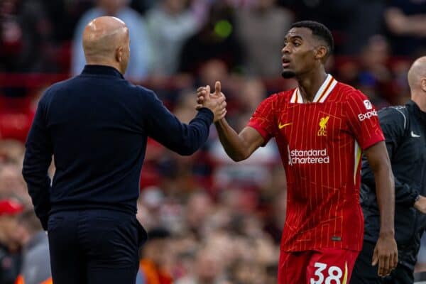 LIVERPOOL, INGHILTERRA - Domenica 25 agosto 2024: Ryan Gravenberch del Liverpool abbraccia l'allenatore Arne Slot mentre viene sostituito durante la partita della FA Premier League tra Liverpool FC e Brentford FC ad Anfield. Il Liverpool ha vinto 2-0. (Foto di David Rawcliffe/Propaganda)