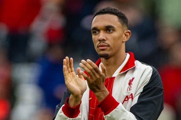 LIVERPOOL, ENGLAND – Sonntag, 25. August 2024: Liverpools Trent Alexander-Arnold applaudiert den Fans nach dem FA Premier League-Spiel zwischen dem FC Liverpool und dem FC Brentford in Anfield. Liverpool gewann 2:0. (Foto von David Rawcliffe/Propaganda)