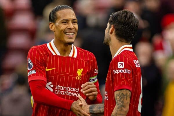 LIVERPOOL, INGHILTERRA - Domenica 25 agosto 2024: il capitano del Liverpool Virgil van Dijk (a sinistra) e Dominik Szoboszlai dopo la partita della FA Premier League tra Liverpool FC e Brentford FC ad Anfield. Il Liverpool ha vinto 2-0. (Foto di David Rawcliffe/Propaganda)