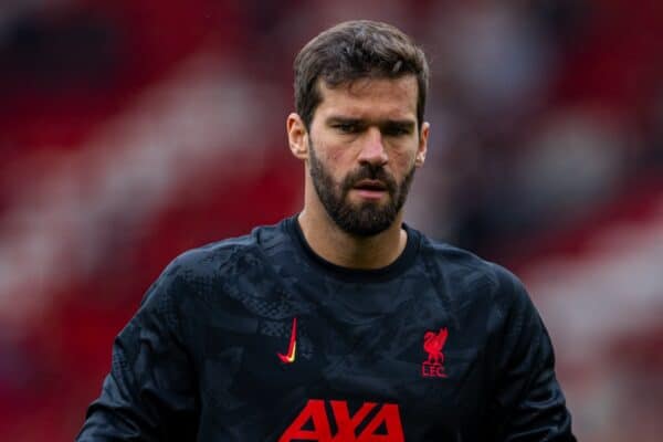 MANCHESTER, INGHILTERRA - Domenica 1 settembre 2024: il portiere del Liverpool Alisson Becker durante il riscaldamento pre-partita prima della partita di FA Premier League tra Manchester United FC e Liverpool FC all'Old Trafford. Il Liverpool ha vinto 3-0. (Foto di David Rawcliffe/Propaganda)