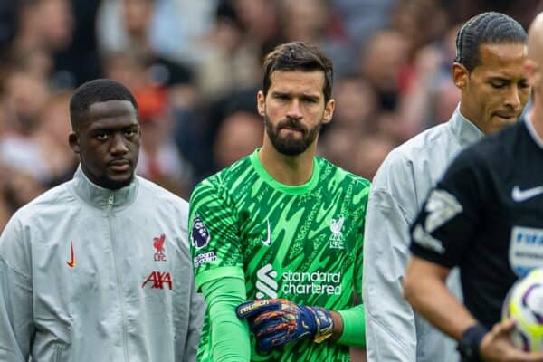 MANCHESTER, INGGRIS - Minggu, 1 September 2024: Penjaga gawang Liverpool Alisson Becker keluar sebelum pertandingan Liga Premier FA antara Manchester United FC dan Liverpool FC di Old Trafford. Liverpool menang 3-0. (Foto oleh David Rawcliffe/Propaganda)