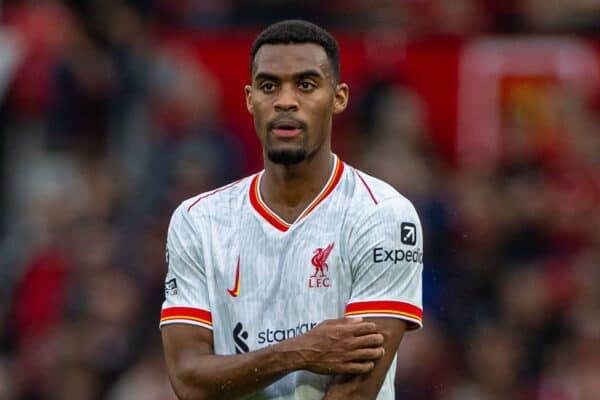 MANCHESTER, INGHILTERRA - Domenica 1 settembre 2024: Ryan Gravenberch del Liverpool durante la partita della FA Premier League tra Manchester United FC e Liverpool FC all'Old Trafford. Il Liverpool ha vinto 3-0. (Foto di David Rawcliffe/Propaganda)