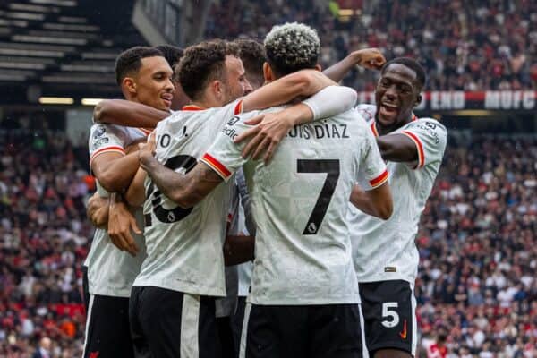 MANCHESTER, INGHILTERRA - Domenica 1 settembre 2024: Mohamed Salah del Liverpool festeggia dopo aver segnato il terzo gol durante la partita della FA Premier League tra Manchester United FC e Liverpool FC all'Old Trafford. Il Liverpool ha vinto 3-0. (Foto di David Rawcliffe/Propaganda)