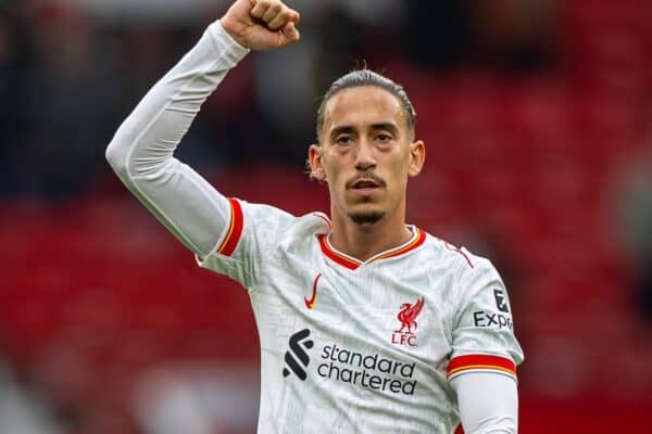 MANCHESTER, INGGRIS - Minggu, 1 September 2024: Kostas Tsimikas dari Liverpool melakukan selebrasi usai pertandingan FA Premier League antara Manchester United FC dan Liverpool FC di Old Trafford. Liverpool menang 3-0. (Foto oleh David Rawcliffe/Propaganda)