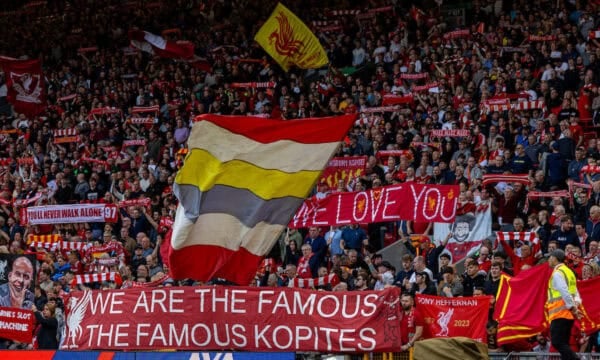 LIVERPOOL, INGHILTERRA - Sabato 14 settembre 2024: tifosi del Liverpool sullo Spion Kop prima della partita della FA Premier League tra Liverpool FC e Nottingham Forest FC ad Anfield. Il Notts Forest ha vinto 1-0. (Foto di David Rawcliffe/Propaganda)