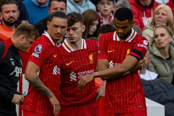 LIVERPOOL, INGHILTERRA - sabato 14 settembre 2024: Liverpool effettua una tripla sostituzione con (LR) Darwin Núñez, Conor Bradley, Cody Gakpo durante la partita della fa Premier League tra Liverpool FC e Nottingham Forest FC ad Anfield. Il Notts Forest ha vinto 1-0. (Foto di David Rawcliffe/Propaganda)