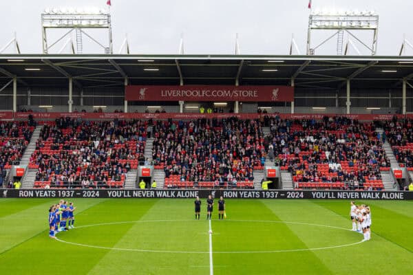 ST HELENS, INGHILTERRA - Domenica 15 settembre 2024: Giocatori e tifosi si alzano in piedi per ricordare l'ex capitano del Liverpool Ron Yeats, scomparso all'inizio della settimana, prima di un'amichevole pre-campionato tra il Liverpool FC Women e l'Everton FC Women allo St Helens Stadium. (Foto di David Rawcliffe/Propaganda)