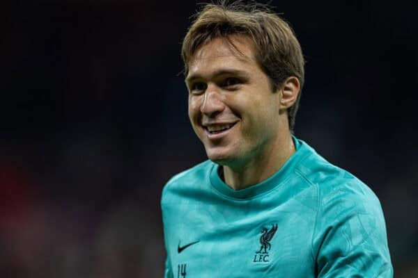 MILAN, ITALIA - Selasa, 17 September 2024: Federico Chiesa dari Liverpool selama pemanasan pra-pertandingan sebelum pertandingan Liga Champions UEFA antara AC Milan dan Liverpool FC di Stadio San Siro. Liverpool menang 3-1. (Foto oleh David Rawcliffe/Propaganda)