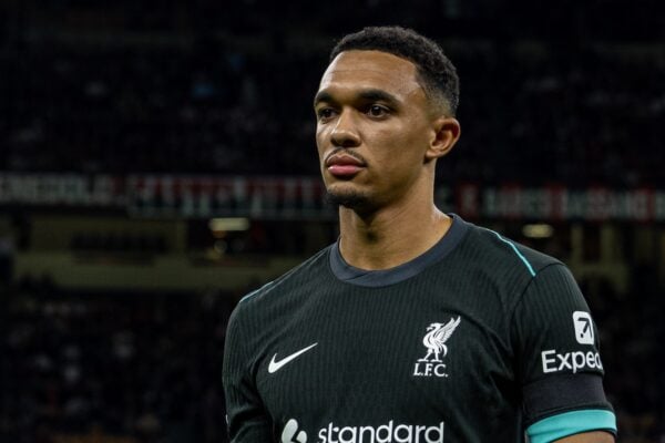 MILAN, ITALIA - Selasa, 17 September 2024: Trent Alexander-Arnold dari Liverpool sebelum pertandingan Liga Champions UEFA antara AC Milan dan Liverpool FC di Stadio San Siro. Liverpool menang 3-1. (Foto oleh David Rawcliffe/Propaganda)