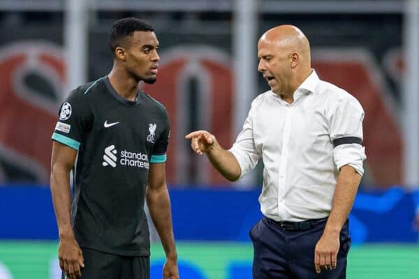 MILANO, ITALIA - Martedì 17 settembre 2024: Arne Slot (R), allenatore del Liverpool, parla con Ryan Gravenberch prima dell'inizio della seconda metà durante la partita della UEFA Champions League tra AC Milan e Liverpool FC allo Stadio San Siro. Il Liverpool ha vinto 3-1. (Foto di David Rawcliffe/Propaganda)