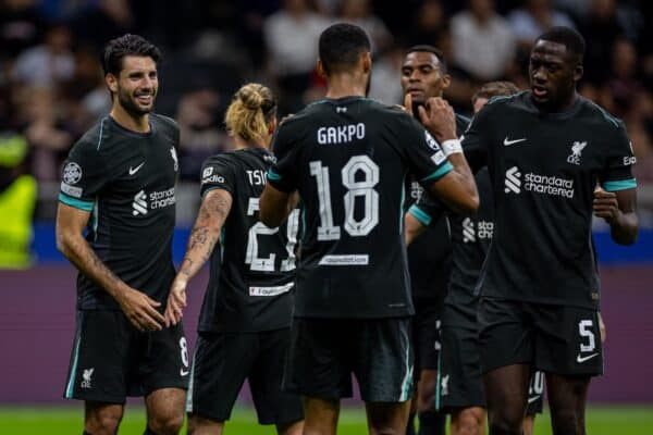 MILANO, ITALIA - Martedì 17 settembre 2024: Dominik Szoboszlai (L) di Liverpool festeggia con i compagni di squadra dopo aver segnato il terzo gol della sua squadra durante la partita della UEFA Champions League tra AC Milan e Liverpool FC allo Stadio San Siro. Il Liverpool ha vinto 3-1. (Foto di David Rawcliffe/Propaganda)