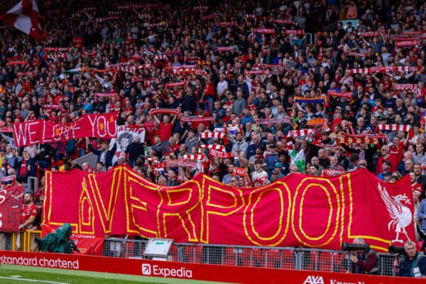 LIVERPOOL, INGHILTERRA - sabato 21 settembre 2024: Tifosi del Liverpool sullo Spion Kop prima della partita della fa Premier League tra il Liverpool FC e l'AFC Bournemouth ad Anfield. Il Liverpool ha vinto 3-0. (Foto di David Rawcliffe/Propaganda)