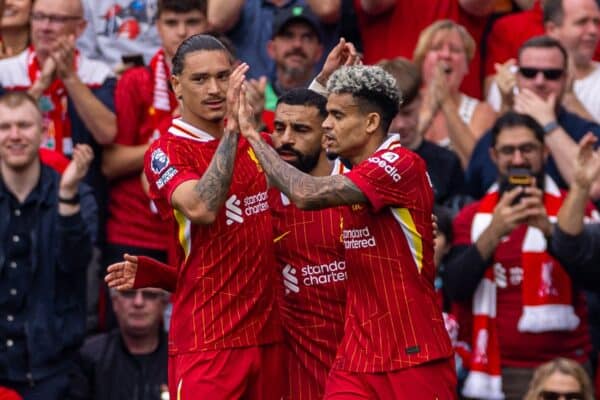 LIVERPOOL, INGHILTERRA - sabato 21 settembre 2024: Luis Díaz (R) di Liverpool festeggia con i compagni di squadra Darwin Núñez (L) e Mohamed Salah (C) dopo aver segnato il gol di apertura durante la partita della FA Premier League tra Liverpool FC e AFC Bournemouth ad Anfield. Il Liverpool ha vinto 3-0. (Foto di David Rawcliffe/Propaganda)