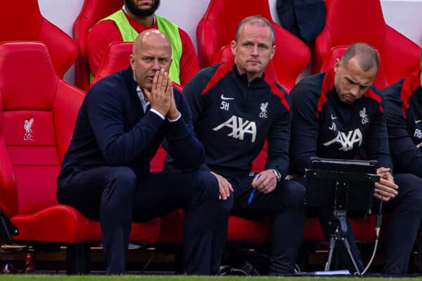 LIVERPOOL, INGHILTERRA - Sabato 21 settembre 2024: l'allenatore del Liverpool Arne Slot (sinistra) e il primo assistente allenatore Sipke Hulshoff durante la partita della FA Premier League tra Liverpool FC e AFC Bournemouth ad Anfield. Il Liverpool ha vinto 3-0. (Foto di David Rawcliffe/Propaganda)