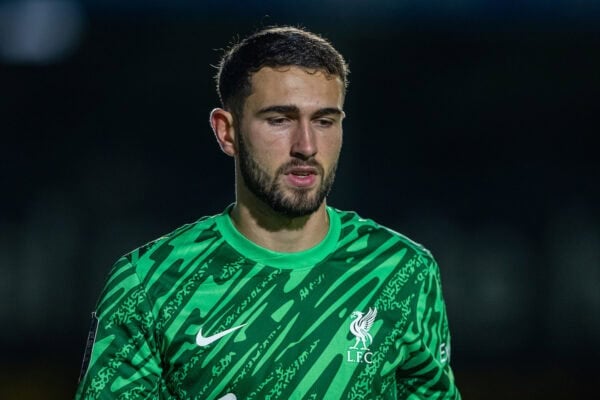 HARROGATE, INGHILTERRA - lunedì 23 settembre 2024: Il portiere di Liverpool Harvey Davies durante i calci di rigore dopo la partita del Trofeo Northern Group e della English Football League tra Harrogate Town AFC e Liverpool FC Under-21 a Wetherby Road. La partita finì 1-1. Harrogate ha vinto 4-2 ai rigori. (Foto di David Rawcliffe/Propaganda)