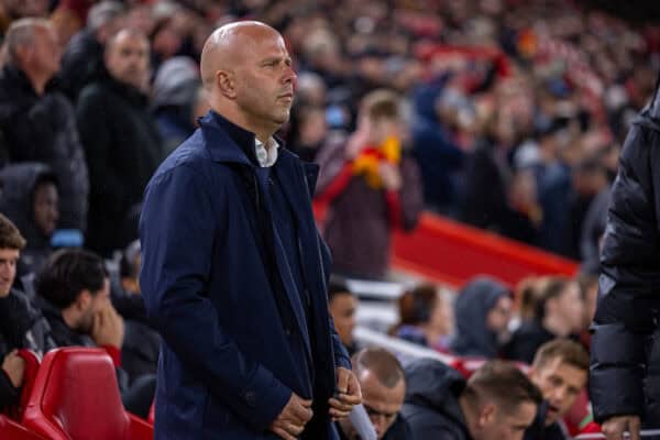 LIVERPOOL, INGHILTERRA - mercoledì 25 settembre 2024: Arne Slot, allenatore del Liverpool, prima della terza partita della Football League Cup tra il Liverpool FC e il West Ham United FC ad Anfield. Il Liverpool ha vinto 5-1. (Foto di Ryan Brown/Propaganda)