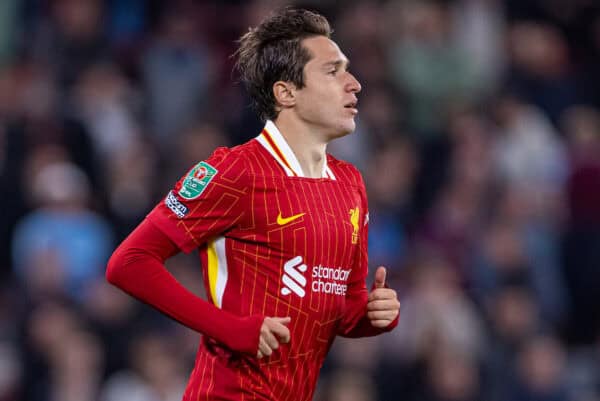 LIVERPOOL, INGHILTERRA - Mercoledì 25 settembre 2024: Federico Chiesa di Liverpool durante la terza partita della Football League Cup tra il Liverpool FC e il West Ham United FC ad Anfield. Il Liverpool ha vinto 5-1. (Foto di Ryan Brown/Propaganda)