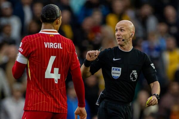 WOLVERHAMPTON, INGHILTERRA - sabato 28 settembre 2024: L'arbitro Anthony Taylor (R) e il capitano di Liverpool Virgil van Dijk durante la partita della fa Premier League tra il Wolverhampton Wanderers FC e il Liverpool FC allo stadio Molineux. (Foto di David Rawcliffe/Propaganda)