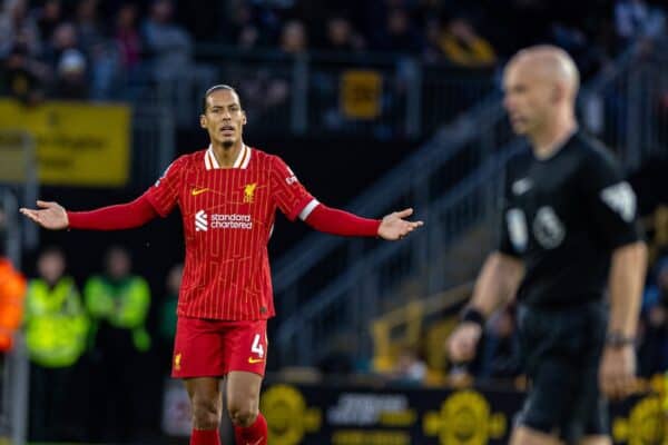 WOLVERHAMPTON, INGHILTERRA - sabato 28 settembre 2024: il capitano del Liverpool Virgil van Dijk mostra la sua incredulità per un'altra decisione sconcertante dell'arbitro incline agli errori Anthony Taylor durante la partita della fa Premier League tra il Wolverhampton Wanderers FC e il Liverpool FC allo stadio Molineux. (Foto di David Rawcliffe/Propaganda)