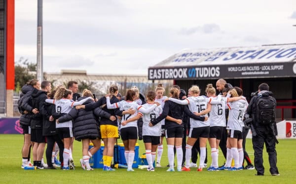 LONDON, ENGLAND - Sunday, September 29, 2024: Liverpool players form huddle after the FA Women’s Super League game between West Ham United FC Women and Liverpool FC Women at Victoria Road. The game ended in a 1-1 draw. (Photo by David Rawcliffe/Propaganda)