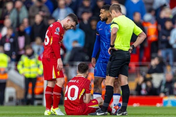 LIVERPOOL, INGHILTERRA - Sabato 19 ottobre 2024: Diogo Jota del Liverpool subisce un infortunio durante la partita della FA Premier League tra Liverpool FC e Chelsea FC ad Anfield. Il Liverpool ha vinto 2-1. (Foto di David Rawcliffe/Propaganda)