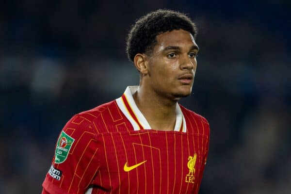 BRIGHTON & HOVE, INGHILTERRA - mercoledì 30 ottobre 2024: Jarell Quansah di Liverpool durante la partita del 4° round della Football League Cup tra il Brighton & Hove Albion FC e il Liverpool FC all'AMEX Community Stadium. Il Liverpool ha vinto 3-2. (Foto di David Rawcliffe/Propaganda)