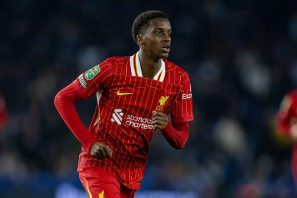 BRIGHTON & HOVE, INGHILTERRA - mercoledì 30 ottobre 2024: Trey Nyoni di Liverpool durante la partita del 4° round della Football League Cup tra il Brighton & Hove Albion FC e il Liverpool FC all'AMEX Community Stadium. Il Liverpool ha vinto 3-2. (Foto di David Rawcliffe/Propaganda)