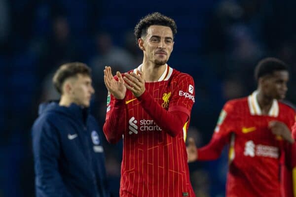 BRIGHTON & HOVE, INGHILTERRA - mercoledì 30 ottobre 2024: Curtis Jones di Liverpool applaude i tifosi dopo la partita del 4° round della Football League Cup tra il Brighton & Hove Albion FC e il Liverpool FC all'AMEX Community Stadium. Il Liverpool ha vinto 3-2. (Foto di David Rawcliffe/Propaganda)