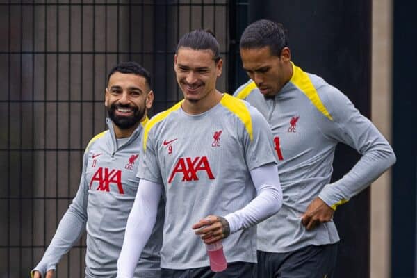 LIVERPOOL, INGHILTERRA - Lunedì 4 novembre 2024: Mohamed Salah di Liverpool, Darwin Núñez e il capitano Virgil van Dijk durante una sessione di allenamento presso l'AXA Training Center in vista della partita della UEFA Champions League tra Liverpool FC e Bayer 04 Leverkusen. (Foto di David Rawcliffe/Propaganda)