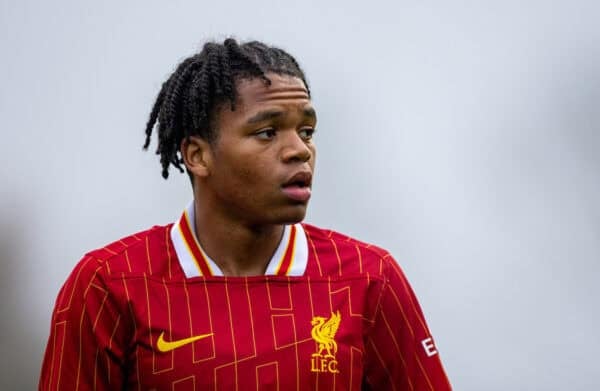 KIRKBY, INGHILTERRA - martedì 5 novembre 2024: Rio Ngumoha di Liverpool durante la partita della UEFA Youth League tra gli Under 19 del Liverpool FC e gli Under 19 del Bayer Leverkusen alla Liverpool Academy. Il Liverpool ha vinto 4-1. (Foto di David Rawcliffe/Propaganda)