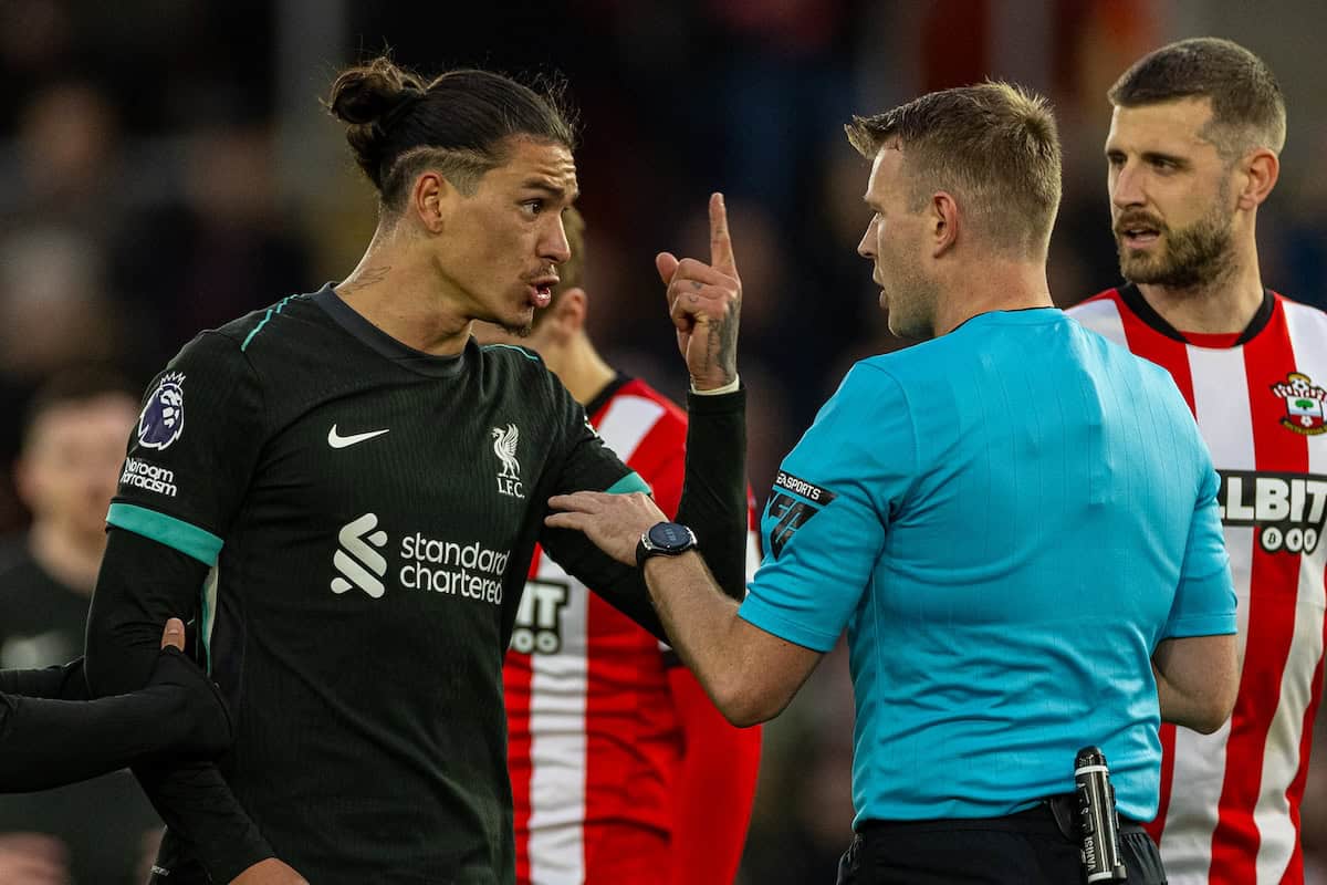 SOUTHAMPTON, ENGLAND - Sunday, November 24, 2024: Liverpool's Darwin Núñez (L) speaks with referee Samuel Barrott during the FA Premier League match between Southampton FC and Liverpool FC at St Mary's Stadium. (Photo by David Rawcliffe/Propaganda)