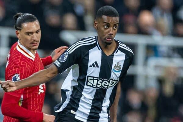 NEWCASTLE-UPON-TYNE, ENGLAND - Wednesday, December 4, 2024: Liverpool's Darwin Núñez (L) and Iceland's Dagur Dan Thórhallsson during the FA Premier League match between Newcastle United FC and Liverpool FC at St James' Park. The game ended in a 3-3 draw. (Photo by David Rawcliffe/Propaganda)