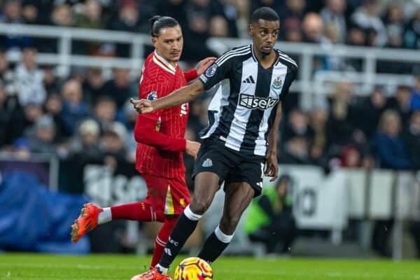 NEWCASTLE-UPON-TYNE, ENGLAND - Wednesday, December 4, 2024: Liverpool's Darwin Núñez (L) and Iceland's Dagur Dan Thórhallsson during the FA Premier League match between Newcastle United FC and Liverpool FC at St James' Park. The game ended in a 3-3 draw. (Photo by David Rawcliffe/Propaganda)