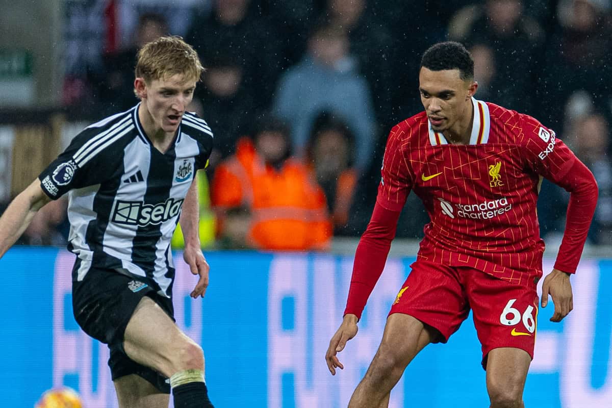 NEWCASTLE-UPON-TYNE, ENGLAND - Wednesday, December 4, 2024: Newcastle United's Anthony Gordon (L) and Liverpool's Trent Alexander-Arnold during the FA Premier League match between Newcastle United FC and Liverpool FC at St James' Park. The game ended in a 3-3 draw. (Photo by David Rawcliffe/Propaganda)