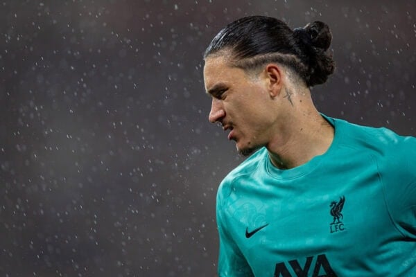 SOUTHAMPTON, ENGLAND - Tuesday, December 17, 2024: Liverpool's Darwin Núñez during the pre-match warm-up before the Football League Cup Quarter-Final match between Southampton FC and Liverpool FC at St Mary's Stadium. (Photo by David Rawcliffe/Propaganda)