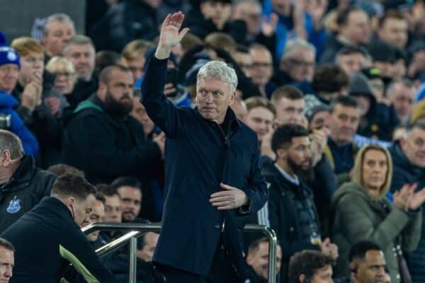 LIVERPOOL, ENGLAND - Wednesday, January 15, 2025: Everton's manager David Moyes waves to the supporters before the FA Premier League match between Everton FC and Aston Villa FC at Goodison Park. Aston Villa won 1-0. (Photo by David Rawcliffe/Propaganda)