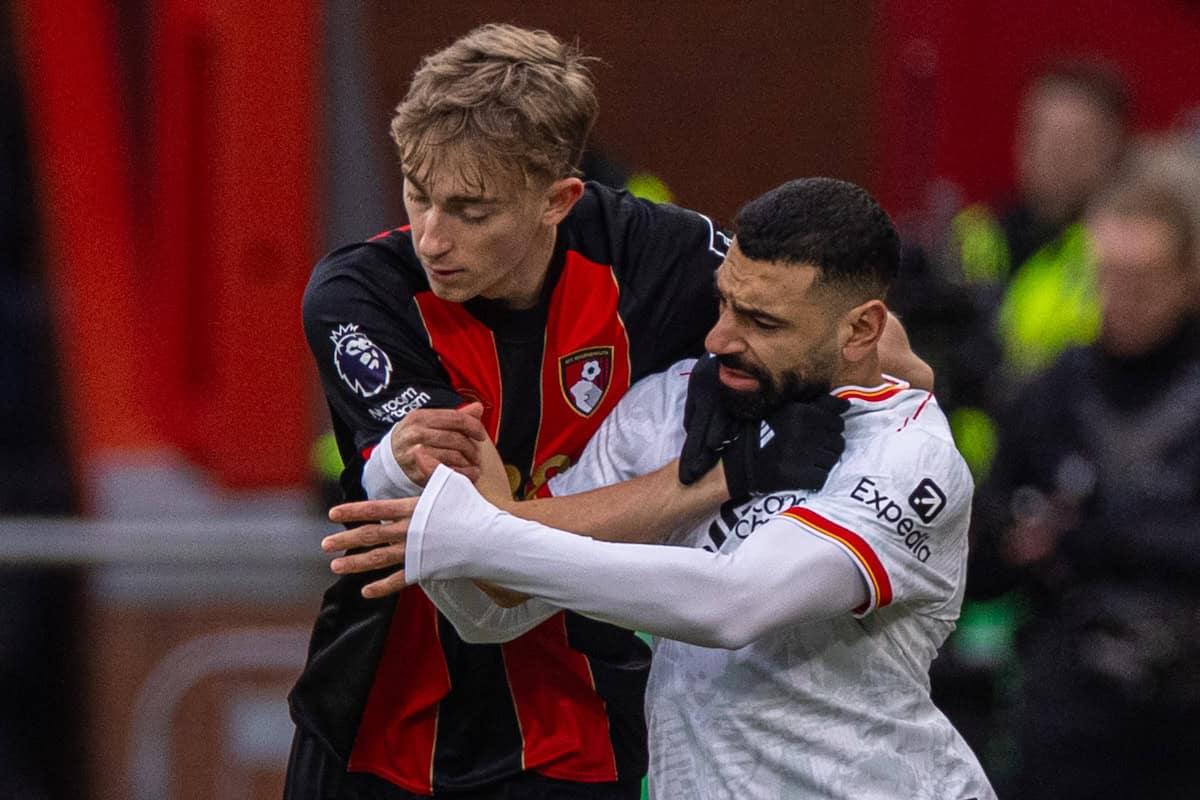 BOURNEMOUTH, ENGLAND - Saturday, February 1, 2025: Liverpool's Mohamed Salah (R) is challenged by AFC Bournemouth's Dean Huijsen during the FA Premier League match between AFC Bournemouth and Liverpool FC at Dean Court. Liverpool won 2-0. (Photo by David Rawcliffe/Propaganda)