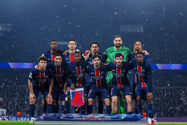 PARIS, FRANCE - Wednesday, March 5, 2025: Paris Saint-Germain players line-up for a team group photograph before the UEFA Champions League Round of 16 1st Leg game between Paris Saint-Germain and Liverpool FC at the Parc des Princes. Back row L-R: Willian Pacho, Fabián Ruiz, captain Marcos Aoás Corrêa 'Marquinhos', goalkeeper Gianluigi Donnarumma, Bradley Barcola. Front row L-R: João Neves, Achraf Hakimi, Nuno Mendes, Vítor Machado Ferreira 'Vitinha', Khvicha Kvaratskhelia, Ousmane Dembélé. (Photo by UEFA)