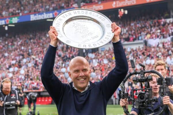 Arne Slot dari Feyenoord merayakan dengan trofi Eredivisie pada pertandingan Eredivisie Belanda antara Feyenoord dan Go Ahead Eagles di Stadion Feijenoord pada 14 Mei 2023 di Rotterdam, Belanda (Foto oleh Peter Lous/Orange Pictures)