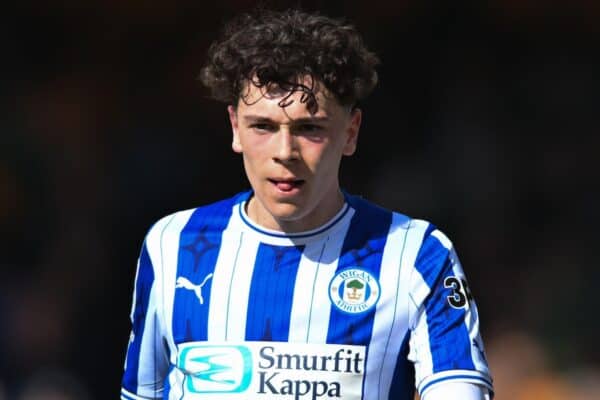 2WXNBGF Cambridge lunedì 1 aprile 2024. Luke Chambers (24 Wigan Athletic) guarda durante la partita Sky Bet League 1 tra Cambridge United e Wigan Athletic al Cledara Abbey Stadium, Cambridge lunedì 1 aprile 2024. (Foto: Kevin Hodgson | MI Notizie) Credito: MI News & Sport /Alamy Live News