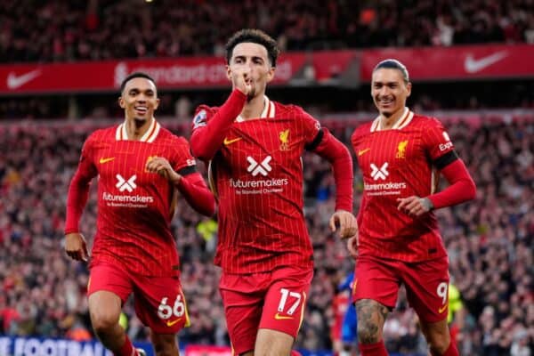 2YBY591 Curtis Jones (centro) de Liverpool celebra marcar el segundo gol de su lado durante el partido de la Premier League en Anfield, Liverpool. Fecha de la foto: Domingo 20 de octubre de 2024.