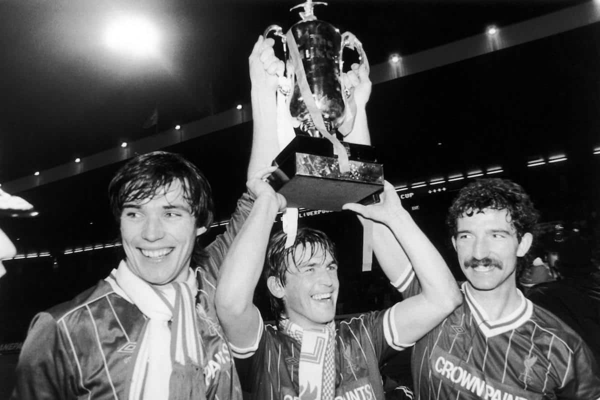 EPX8FG Milk Cup Final replay at Maine Road, Manchester. 28th March 1984. Liverpool 1 v Everton 0. Liverpool trio Alan Hansen, Kenny Dalglish and Graeme Souness hold aloft the trophy after the match. (Trinity Mirror / Mirrorpix / Alamy Stock Photo)