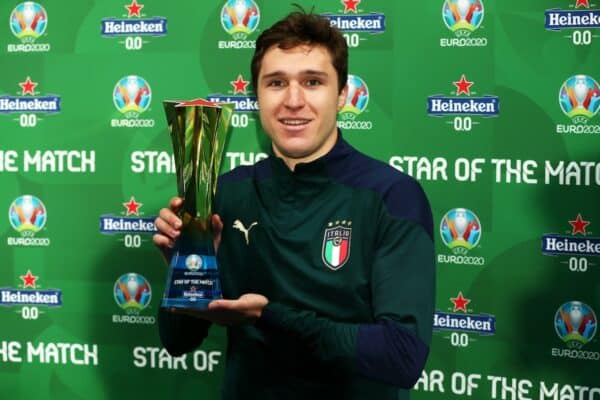 LONDRA, INGHILTERRA - 6 LUGLIO: Federico Chiesa dall'Italia posa per una fotografia con l'Heineken "Stella della partita" premio dopo la semifinale del campionato UEFA Euro 2020 tra Italia e Spagna allo stadio di Wembley il 6 luglio 2021 a Londra, Inghilterra. (Foto di Alex Morton - UEFA)