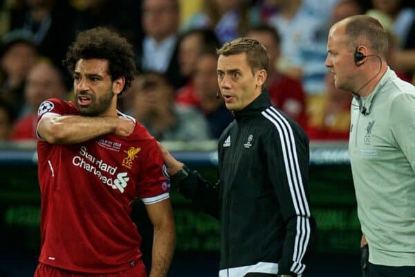 KIEV, UCRAINA - Sabato 26 maggio 2018: Mohamed Salah del Liverpool è costretto a lasciare il campo per un infortunio dopo un subdolo assalto da parte di Sergio Ramos del Real Madrid durante la partita della finale di UEFA Champions League tra Real Madrid CF e Liverpool FC all'NSC Olimpiyskiy. (Foto di Peter Powell/Propaganda)