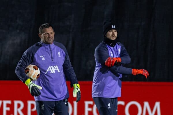 LIVERPOOL, INGHILTERRA - Mercoledì 29 novembre 2023: il portiere del Liverpool Caoimhin Kelleher (a destra) e l'allenatore dei portieri John Achterberg durante una sessione di allenamento presso l'AXA Training Centre prima della partita del Gruppo E di UEFA Europa League tra Liverpool FC e LASK. (Foto di David Rawcliffe/Propaganda)