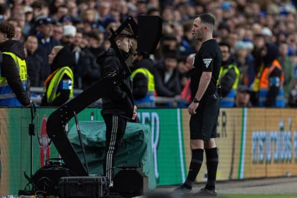 LONDRA, INGHILTERRA - Domenica 25 febbraio 2024: l'arbitro Chris Kavanagh guarda lo schermo del VAR prima di annullare il gol del Liverpool durante la finale della Coppa di Lega tra Chelsea FC e Liverpool FC allo stadio di Wembley. (Foto di David Rawcliffe/Propaganda)