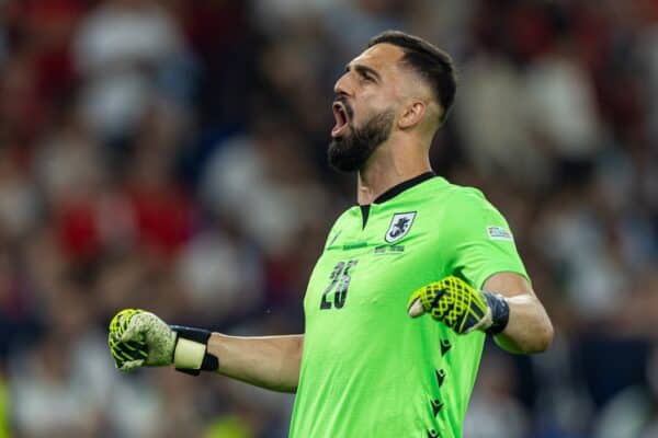 GELSENKIRCHEN, GERMANIA - Mercoledì 26 giugno 2024: il portiere della Georgia Giorgi Mamardashvili festeggia il secondo gol della sua squadra durante la partita del Gruppo F di UEFA Euro 2024 tra Georgia e Portogallo all'Arena AufSchalke. (Foto di David Rawcliffe/Propaganda)