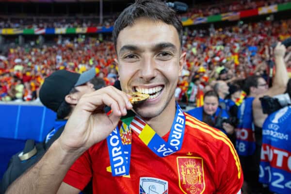 BERLINO, GERMANIA - Domenica 14 luglio 2024: lo spagnolo Martín Zubimendi festeggia mordendo la medaglia dei vincitori dopo la finale di UEFA Euro 2024 tra Spagna e Inghilterra all'Olympiastadion. La Spagna ha vinto 2-1. (Foto di David Rawcliffe/Propaganda)