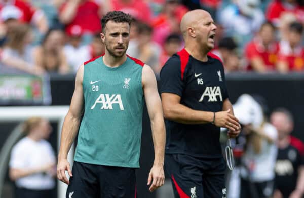 FILADELFIA - Domenica 28 luglio 2024: Diogo Jota (a sinistra) del Liverpool e l'allenatore Arne Slot durante una sessione di allenamento aperta al Lincoln Financial Field nel quinto giorno del tour pre-stagionale del club negli Stati Uniti. (Foto di David Rawcliffe/Propaganda)